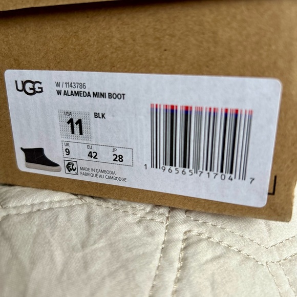 UGG W ALAMEDA MINI BOOT BLACK size 11 - Picture 5 of 10